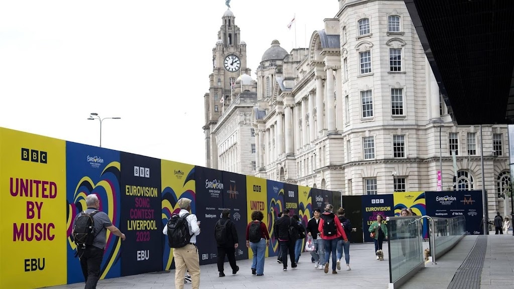 Liverpool verwelkomt songfestivalartiesten op turquoise loper