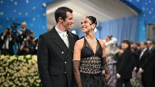 Dua Lipa en vriend Callum Turner voor eerste keer samen op rode loper