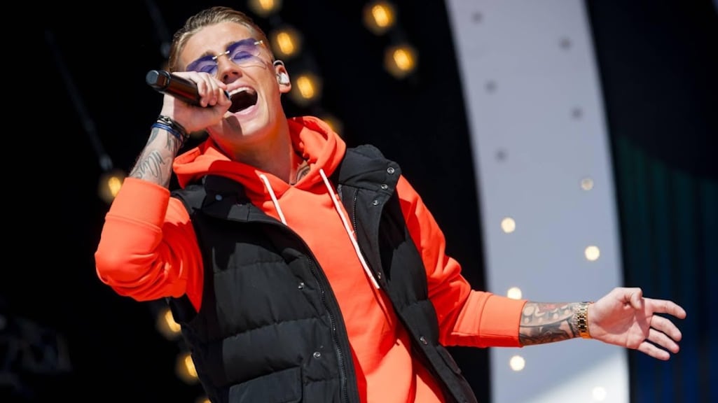 Mart Hoogkamer staakt optreden na 'bierdouche' van publiek