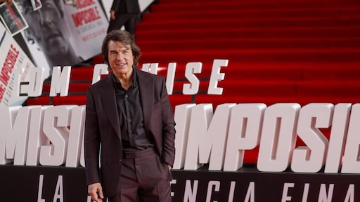 Tom Cruise vestigt wereldrecord sprongen met brandende parachute