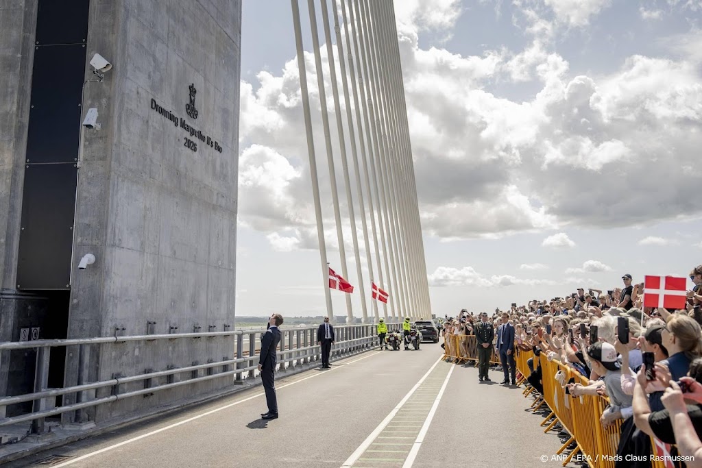 Deense kroonprins voltooit eerste solotaak bij opening brug