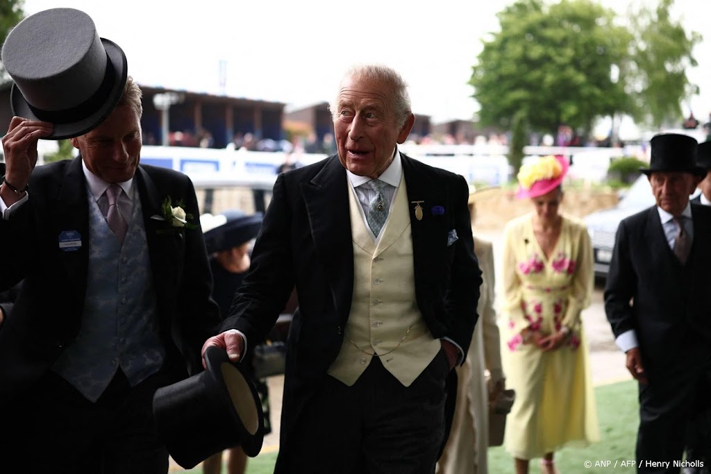Charles en Camilla haasten zich na bruiloft naar paardenraces