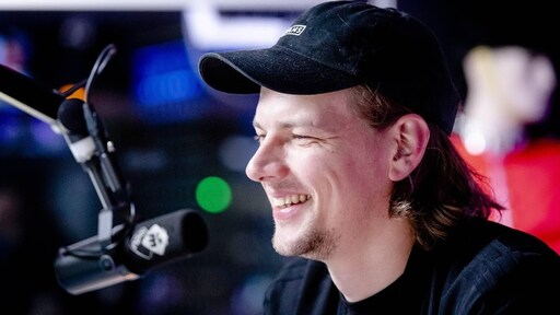 3FM-dj Sander Hoogendoorn krijgt uitzending vanuit bus cadeau