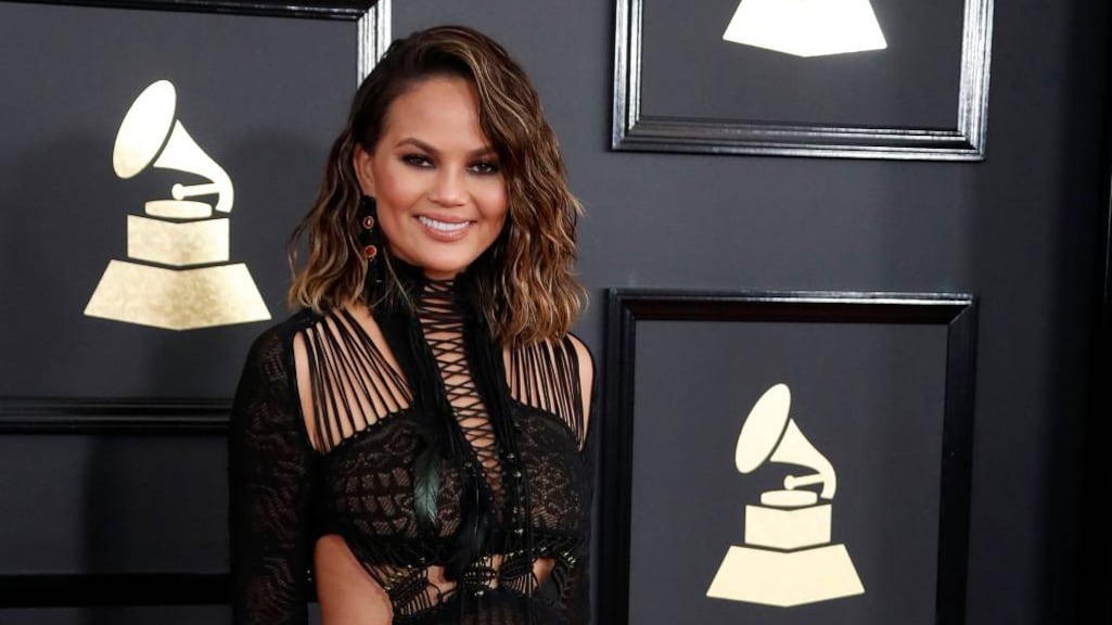 Chrissy Teigen niet blij met tabloids