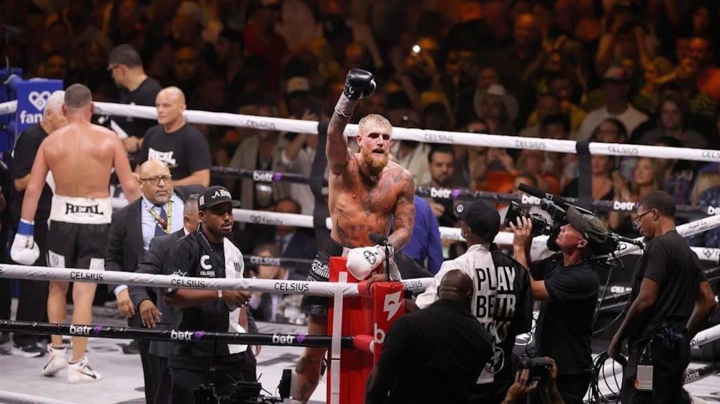 Jutta 'trots' op vriend Jake Paul na winnen bokswedstrijd