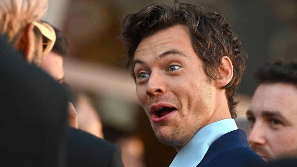 Harry Styles zoent met de ene co-ster en tuft op een ander