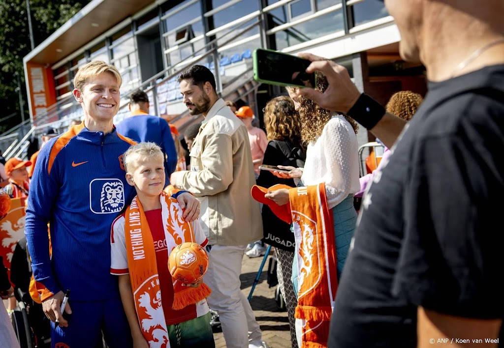 Oranje alleen zonder De Jong naar Kaunas voor duel met Litouwen