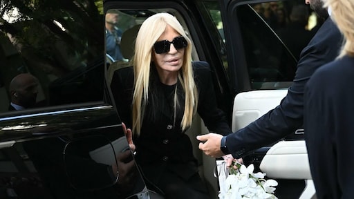 Donatella Versace bewijst eerbetoon aan Giorgio Armani