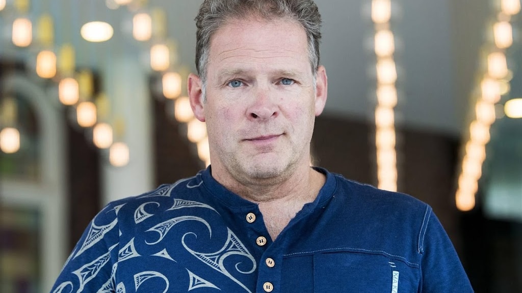 Erik van Muiswinkel reageert op kritiek Hotel Hollandia: 'Geef het meer tijd'