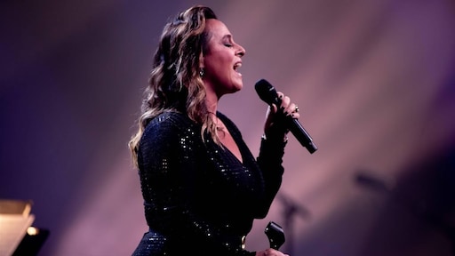 Trijntje Oosterhuis herdenkt vader tijdens kerstconcerten