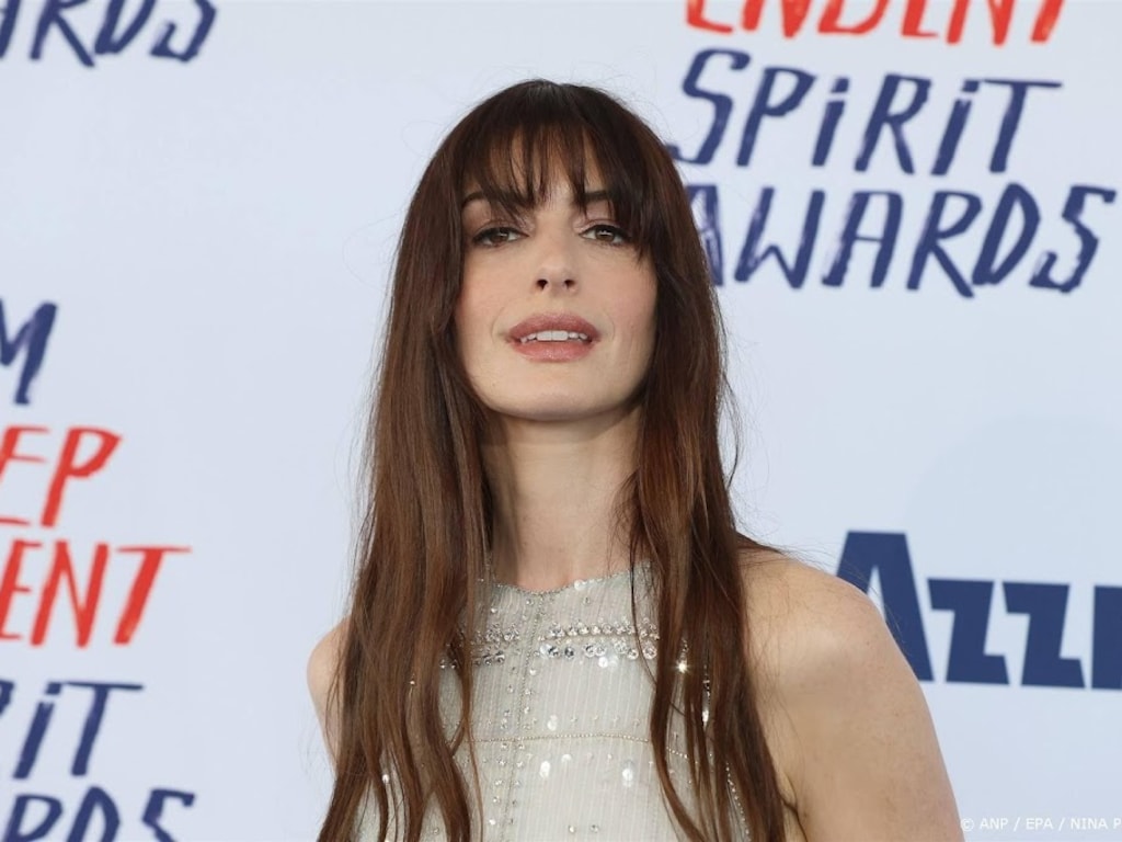Anne Hathaway zingt Amerikaanse kiezers toe: 'Blijf in de rij'