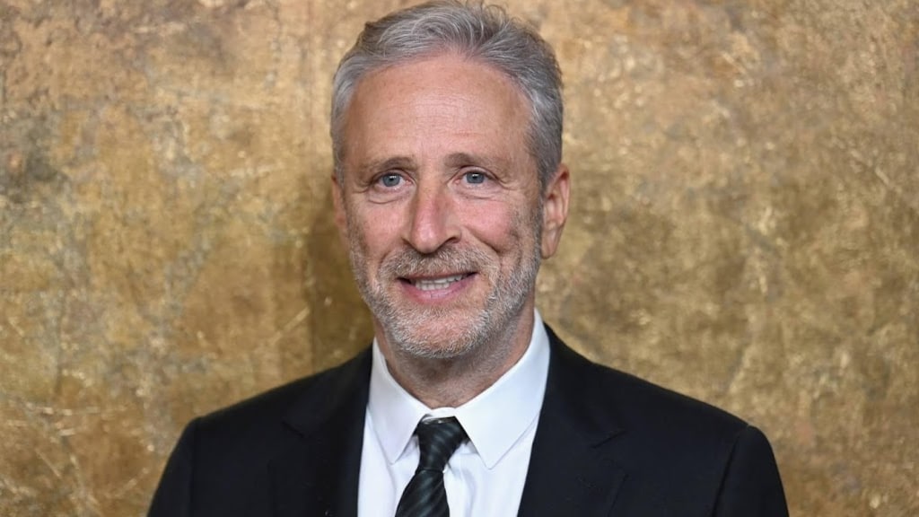 Jon Stewart eindigt talkshow emotioneel na achterstand Harris: 'Blijven vechten'