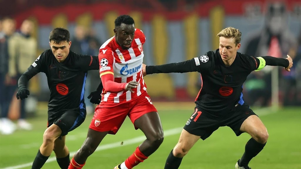 Barcelona wint met De Jong als basisspeler ruim van Rode Ster