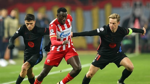 Barcelona wint met De Jong als basisspeler ruim van Rode Ster