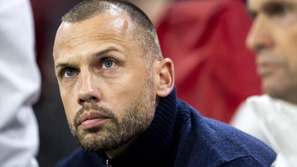 Ajax-trainer Heitinga denkt niet aan opstappen, ook niet na kritiek: 'Ik ben strijdbaar'