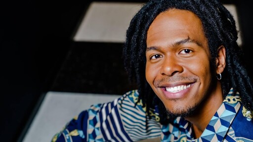 Alle songfestivaldeelnemers zingen samen tijdens alternatief