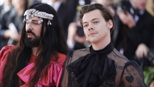 Harry Styles op hakken op rode loper Met Gala
