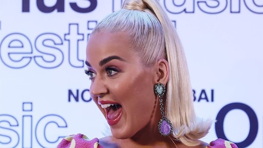 Katy Perry draagt hit Firework op aan koning Charles