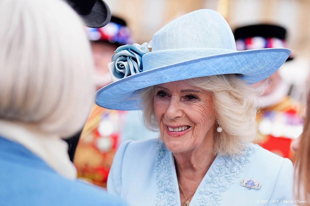 Koningin Camilla ontvangt waaier van kroningsportret