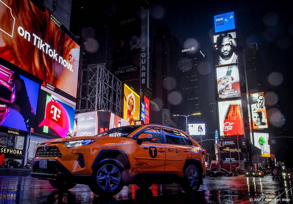 Portretten van Oranje-spelers op televisieschermen Times Squ