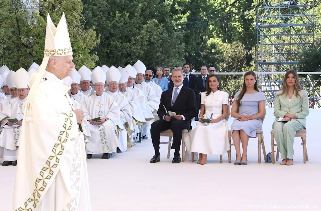 Koning Felipe en gezin bij mis paus Leo in Madrid