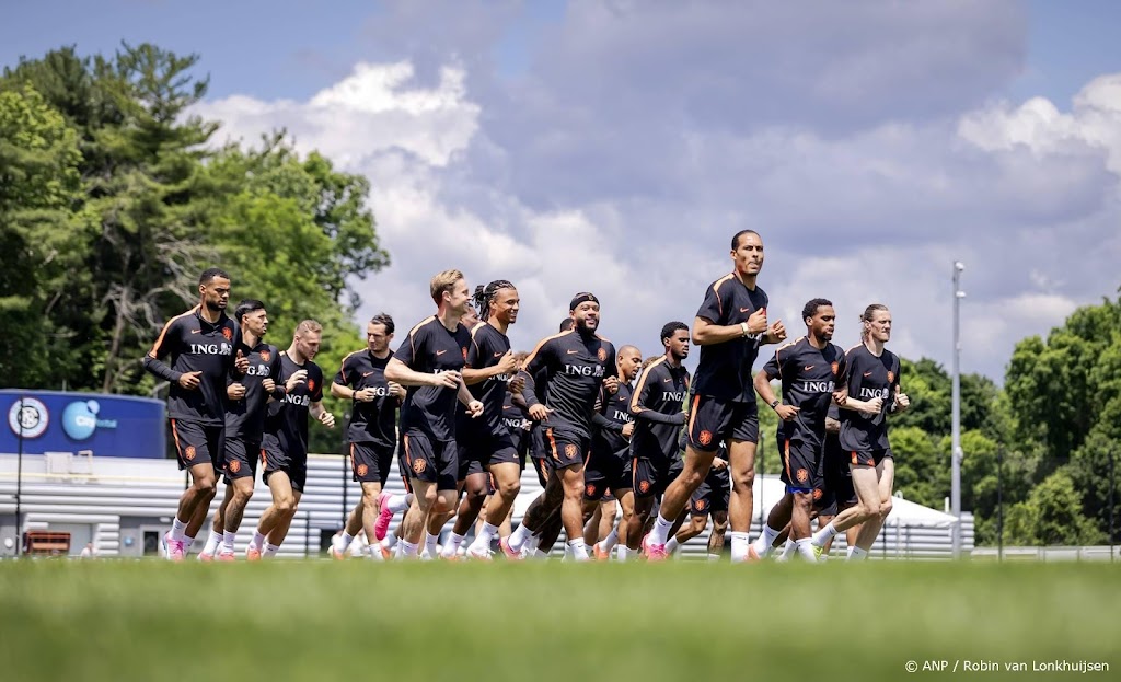 Oranje traint met fitte selectie voor oefenduel met Oezbekis