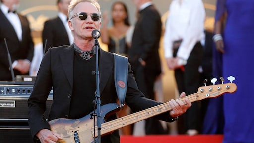 Koning en koningin zien Sting in paleistuin