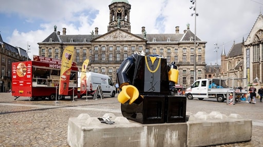 'Rachel Hazes gaat betonnen beeld van André betalen'