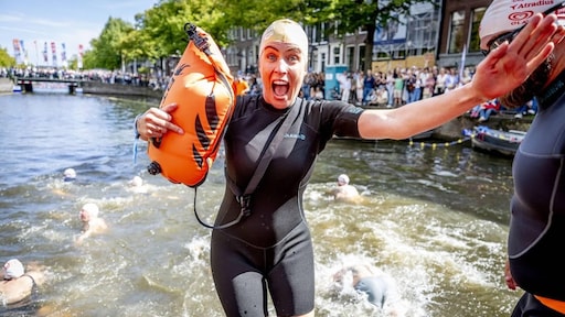 Marieke Elsinga lacht om zichzelf op voorpagina krant