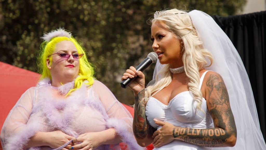 Amber Rose in trouwjurk tijdens 'SlutWalk'