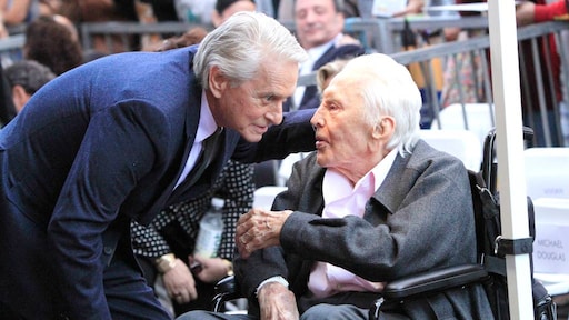 Michael Douglas heeft nu ook een ster op de Walk of Fame