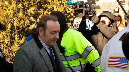 Kevin Spacey kort na rechtbankbezoek staande gehouden