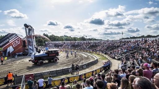 Zwarte Cross komt naast sneakers nu ook met eigen podcast