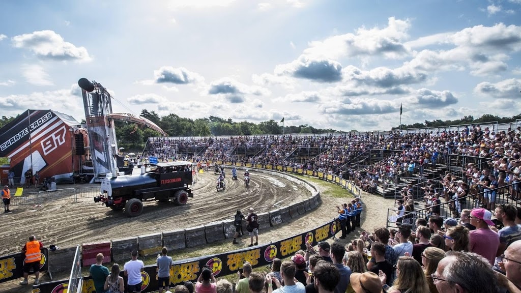 Zwarte Cross komt naast sneakers nu ook met eigen podcast