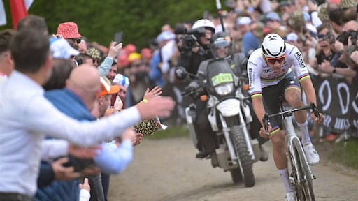 Aangifte tegen vrouw die petje naar Mathieu van der Poel gooide: 'We gaan haar opsporen'