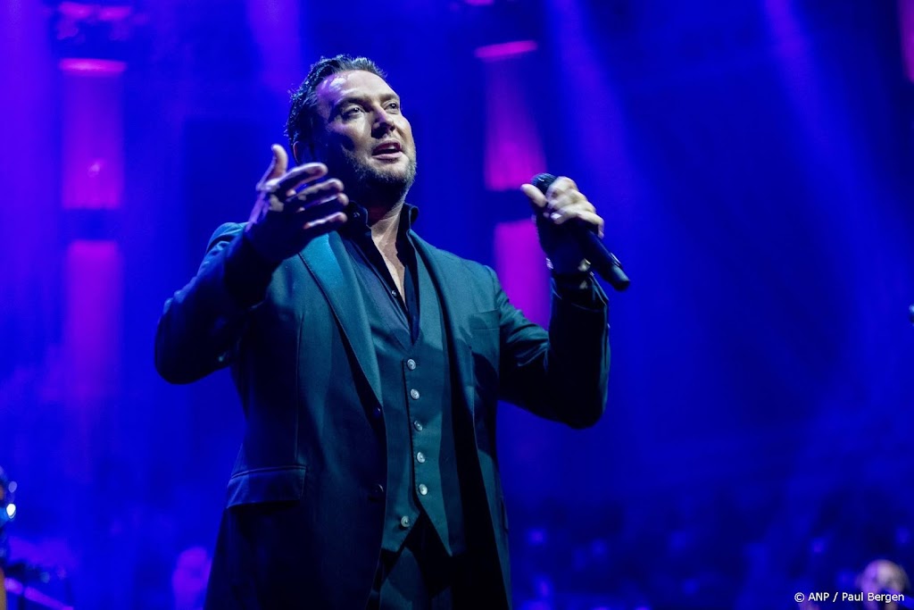 Tino Martin overspoeld met bloemen en cadeaus na geboorte zoon