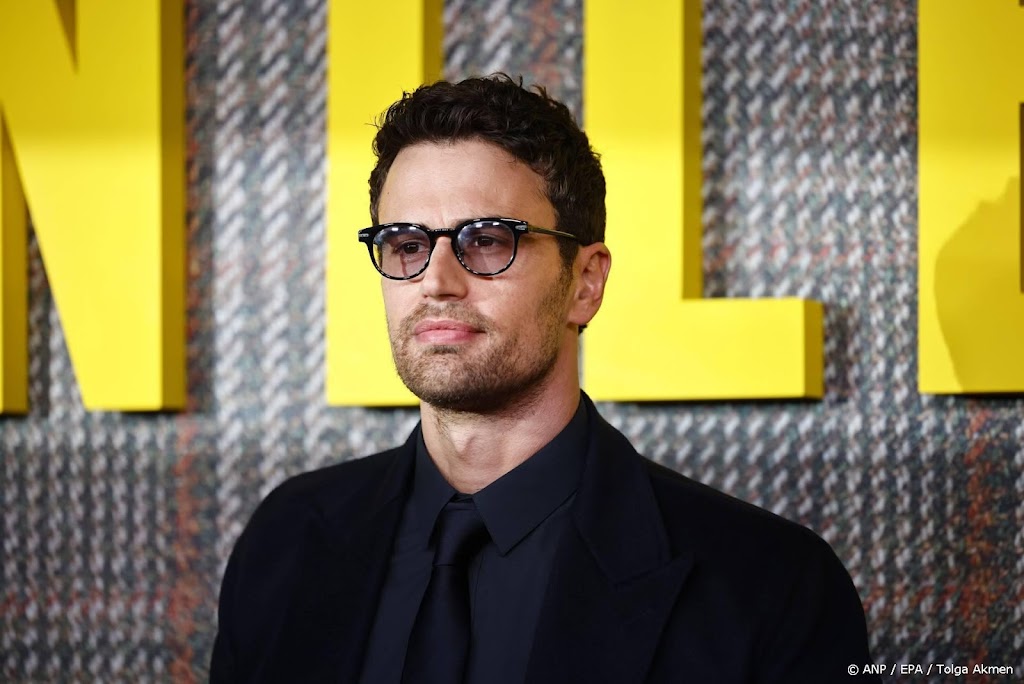 Theo James maakt zich zorgen over invloed manosfeer op zoontje