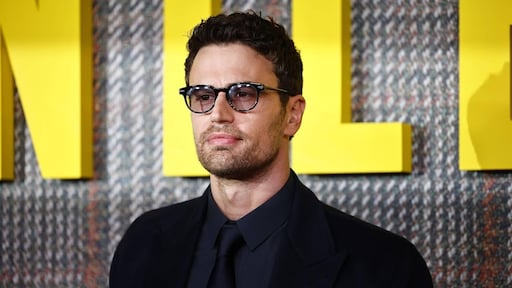 Theo James maakt zich zorgen over invloed manosfeer op zoontje