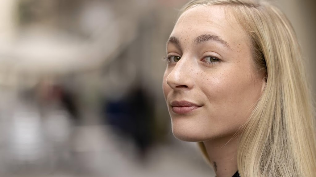 S10 draagt roze jurk tijdens openingsceremonie Songfestival