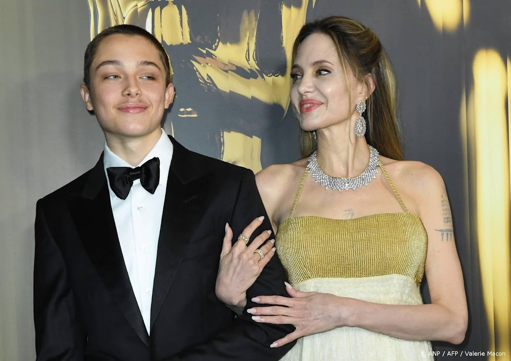 Zoon Angelina Jolie stapt ring in na zijn diploma-uitreiking