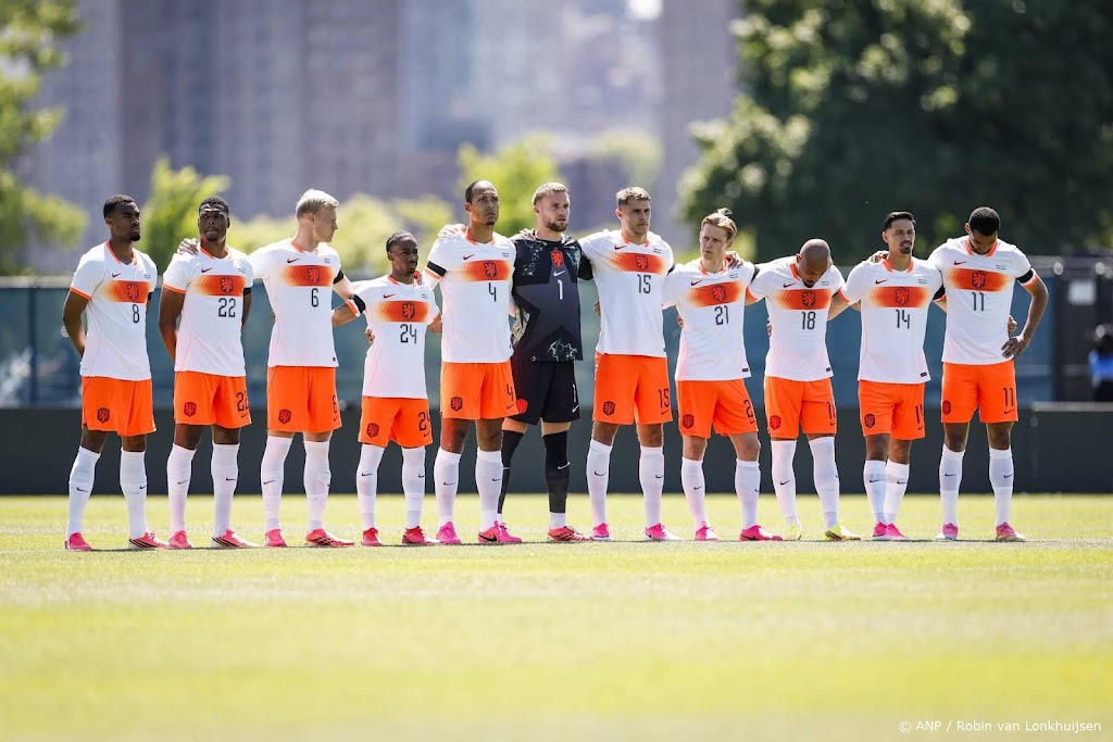 Spelers van Oranje herdenken overleden Jorritsma v