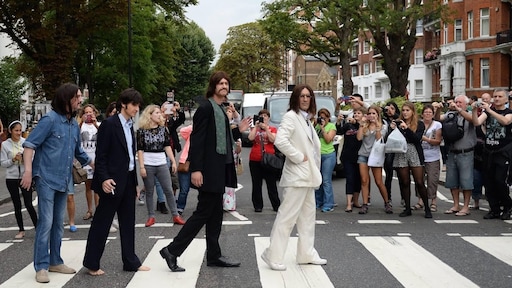 Fans vieren 50e verjaardag van Beatles Abbey Road-zebrapad