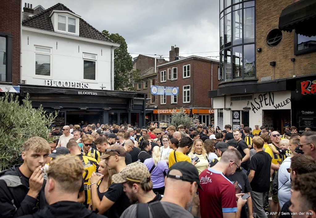 Vitesse-supporters jagen journalisten weg van Korenmarkt Arnhem