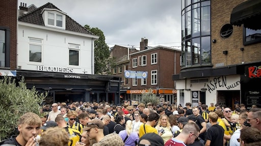 Vitesse-supporters jagen journalisten weg van Korenmarkt Arnhem