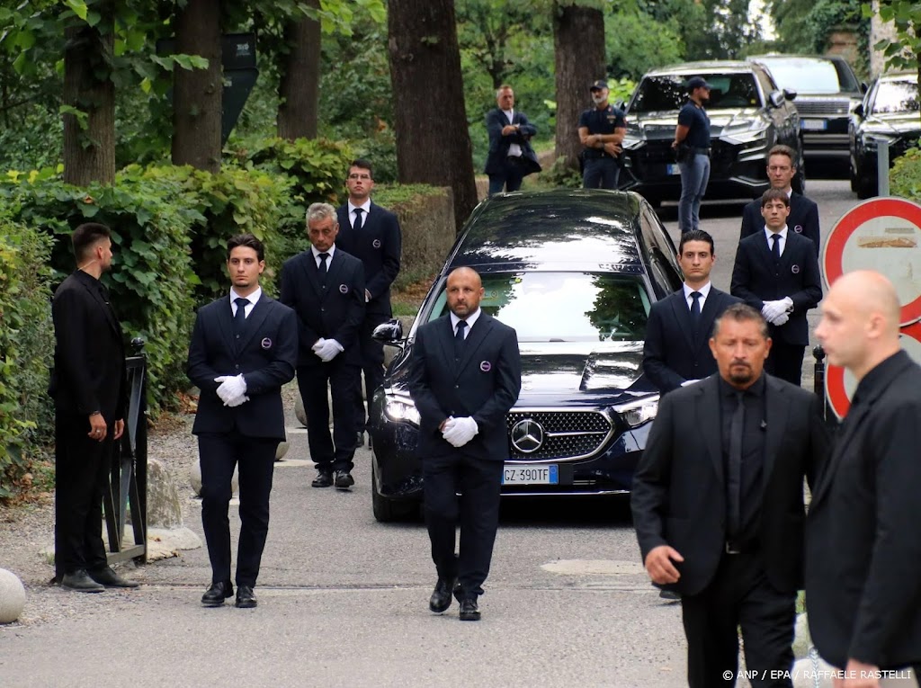 Armani in besloten kring begraven nabij geboortestad