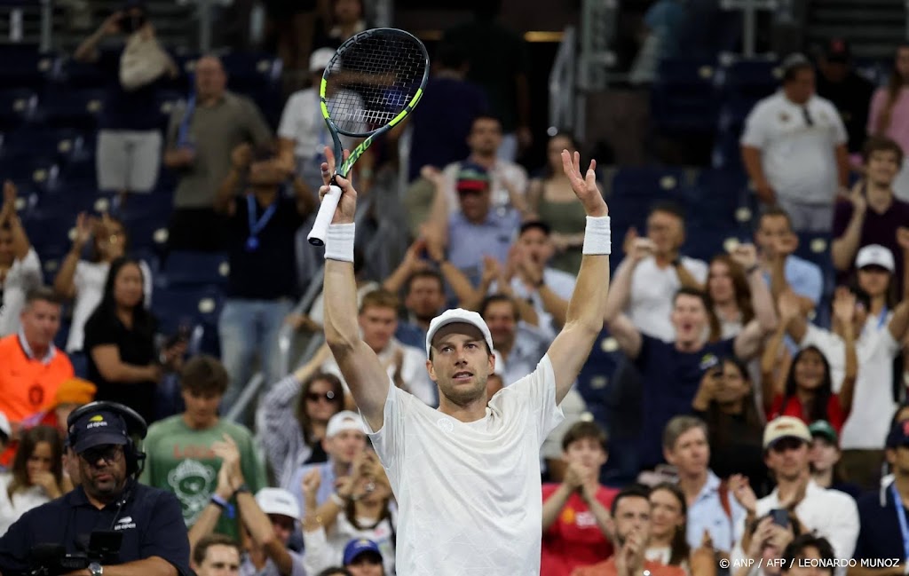 Van de Zandschulp na vijfsetter naar kwartfinales US Open 