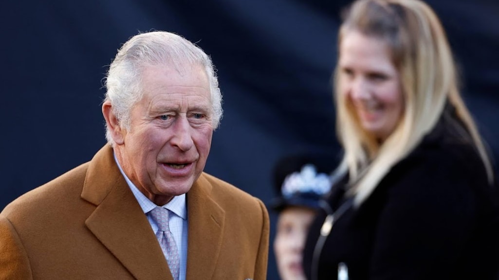 Koning Charles reageert niet op vragen over documentaire van zoon Harry