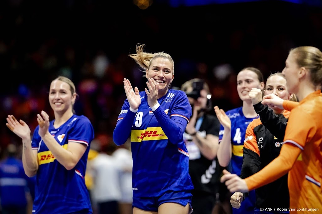 Handbalsters verslaan titelverdediger Frankrijk op hoofdronde WK