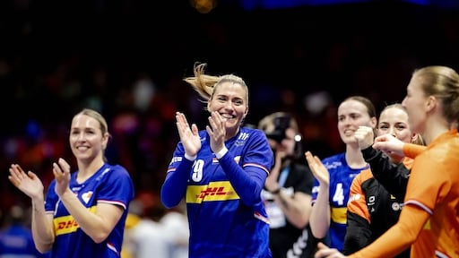 Handbalsters verslaan titelverdediger Frankrijk op hoofdronde WK