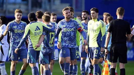 Ajax besluit matig optreden in Zwolle met nipte zege
